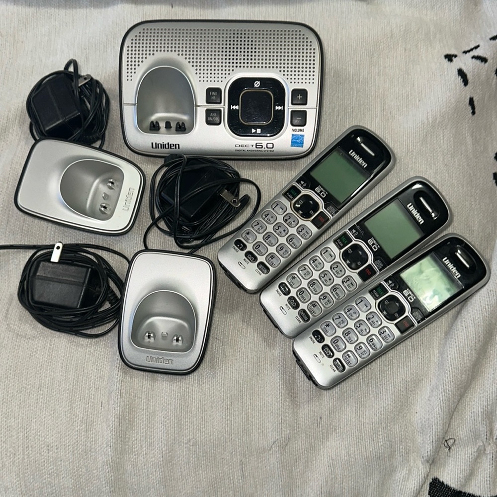 Uniden DECT 6.0 digital answering machine cordless phone with two additional